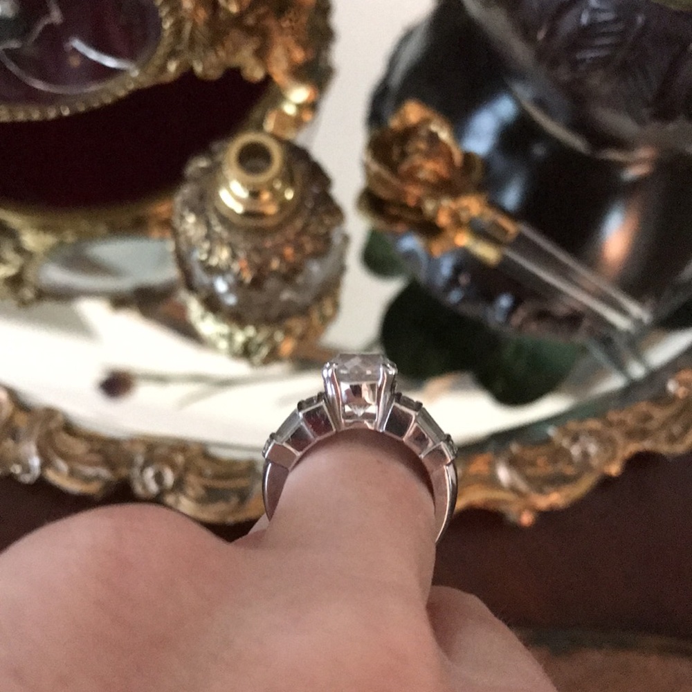 So pretty! Vintage Cubic Zirconia Silver Ring size 7 - Picture 4 of 7